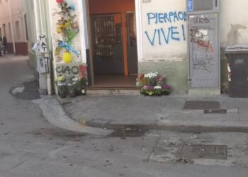Quartu Sant’Elena, in piazza IV Novembre tanti fiori per Pierpaolo Cara: “Oggi c’è una stella in più che brilla nel cielo”
