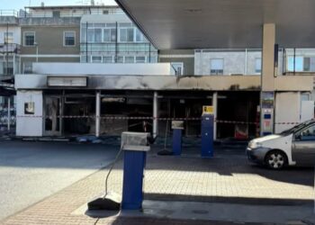 Pirri, tutto distrutto nel bar del distributore di carburante di via Riva Villasanta