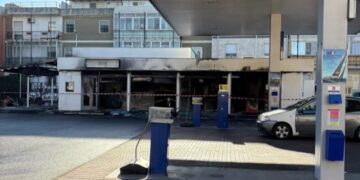 Pirri, tutto distrutto nel bar del distributore di carburante di via Riva Villasanta