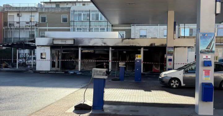 Pirri, tutto distrutto nel bar del distributore di carburante di via Riva Villasanta
