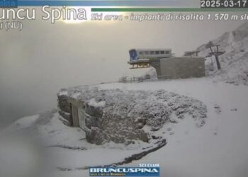 Marzo pazzerello, dal sole in spiaggia ai fiocchi di neve sul Bruncu Spina