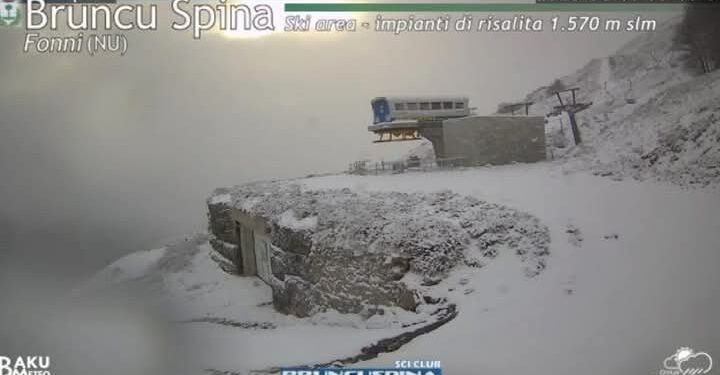 Marzo pazzerello, dal sole in spiaggia ai fiocchi di neve sul Bruncu Spina