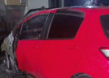 Cagliari, auto in fiamme nella notte in via Timavo