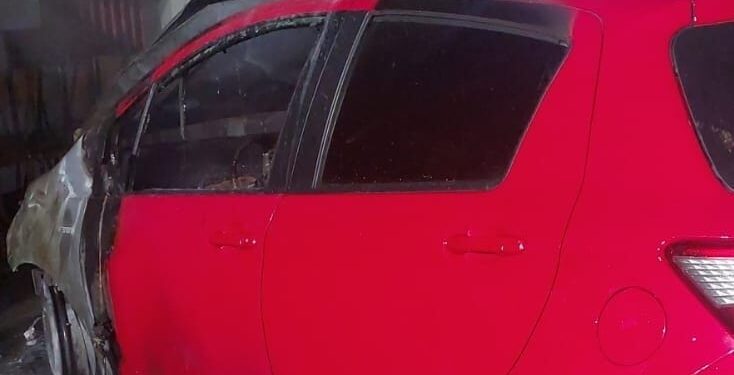 Cagliari, auto in fiamme nella notte in via Timavo