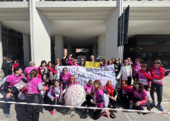 Oss in sciopero della fame a Cagliari, alcuni interrompono a causa di malori: grande solidarietà dalle donne della maratona