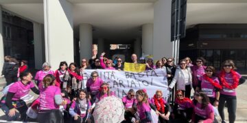 Oss in sciopero della fame a Cagliari, alcuni interrompono a causa di malori: grande solidarietà dalle donne della maratona