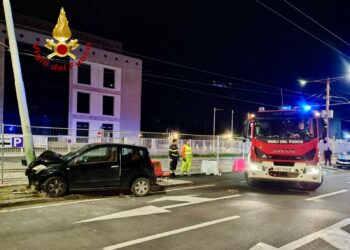 Cagliari, auto si schianta su un palo in via Dante: intervento dei vigili del fuoco nella notte