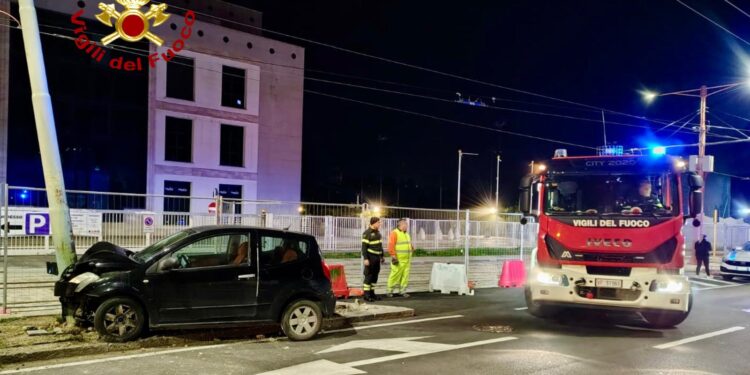 Cagliari, auto si schianta su un palo in via Dante: intervento dei vigili del fuoco nella notte