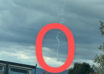 Vallermosa, un oggetto rosso e una scia di fumo che cade dal cielo: ripreso alle 14,30 da un automobilista di passaggio (VIDEO)