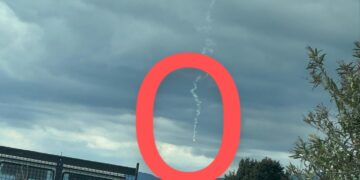 Vallermosa, un oggetto rosso e una scia di fumo che cade dal cielo: ripreso alle 14,30 da un automobilista di passaggio (VIDEO)