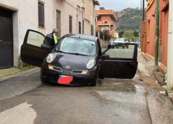 Capoterra, vettura in corsa “risucchiata” dall’asfalto