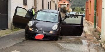 Capoterra, vettura in corsa “risucchiata” dall’asfalto