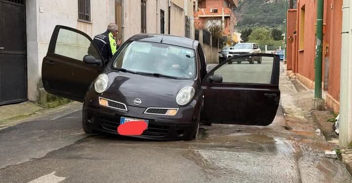 Capoterra, vettura in corsa “risucchiata” dall’asfalto