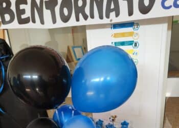 Sinnai, rientra in classe dopo un anno in ospedale a causa di un grave male: “Bentornato, ce l’hai fatta”