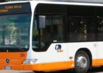 Ritardi, corse soppresse e pendolari lasciati sotto la pioggia a Quartu: “Essere pendolari in viale Marconi è un incubo”