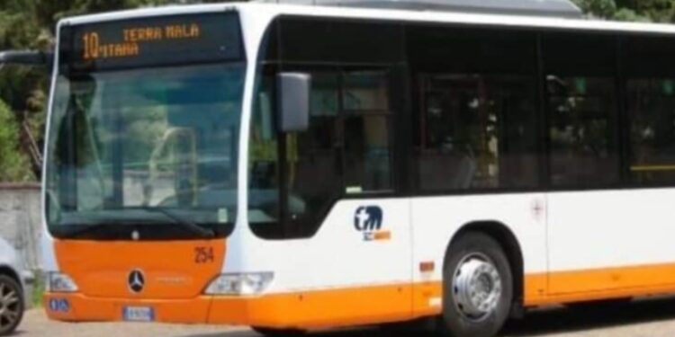 Ritardi, corse soppresse e pendolari lasciati sotto la pioggia a Quartu: “Essere pendolari in viale Marconi è un incubo”