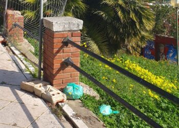 Disastro Terrapieno a Cagliari, reti divelte e spazzatura: nessuno controlla