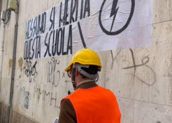 Cagliari, scuole nel degrado tra muffa e classi fatiscenti: protesta davanti all’Eleonora d’Arborea