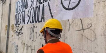 Cagliari, scuole nel degrado tra muffa e classi fatiscenti: protesta davanti all’Eleonora d’Arborea