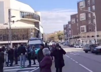 Caos traffico in via Sant’Alenixedda: disagi per le auto e davanti al nuovo mercato pochi spazi per le moto