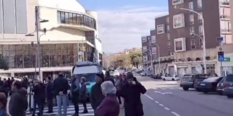 Caos traffico in via Sant’Alenixedda: disagi per le auto e davanti al nuovo mercato pochi spazi per le moto