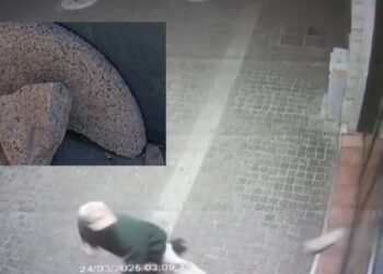 Cagliari, vandali in centro città: ubriachi tentano di sfondare la vetrata di un locale al corso