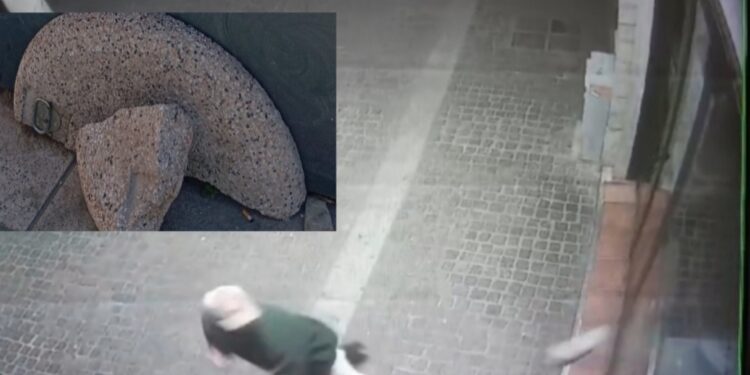 Cagliari, vandali in centro città: ubriachi tentano di sfondare la vetrata di un locale al corso