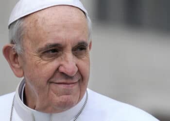 Papa Francesco, condizioni stabili: “È senza febbre ed è vigile”