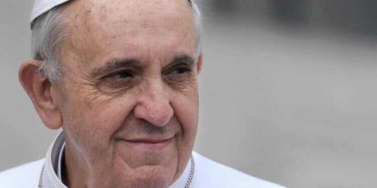 Papa Francesco, condizioni stabili: “È senza febbre ed è vigile”