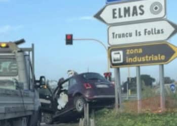 Elmas, incidente al semaforo per immettersi nella Ss 130: donna ferita aiutata da un altro automobilista