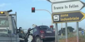 Elmas, incidente al semaforo per immettersi nella Ss 130: donna ferita aiutata da un altro automobilista