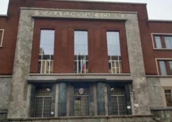 Panico in una scuola elementare: 50enne cerca di rapire due gemelle di 10 anni