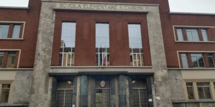 Panico in una scuola elementare: 50enne cerca di rapire due gemelle di 10 anni