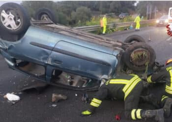 Incidente sulla 131: auto finisce contro il guardrail e si ribalta