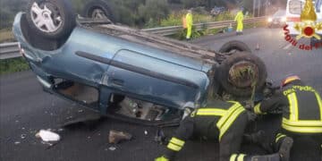 Incidente sulla 131: auto finisce contro il guardrail e si ribalta