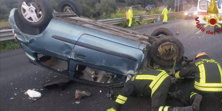 Incidente sulla 131: auto finisce contro il guardrail e si ribalta