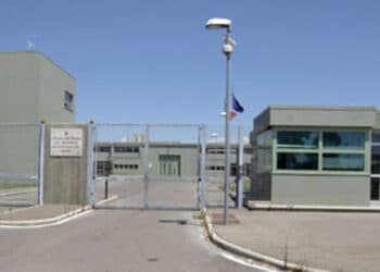 Violenza nel carcere di Oristano: detenuto frattura la mandibola ad un sovrintendente e rompe il dito a un agente