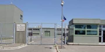 Violenza nel carcere di Oristano: detenuto frattura la mandibola ad un sovrintendente e rompe il dito a un agente