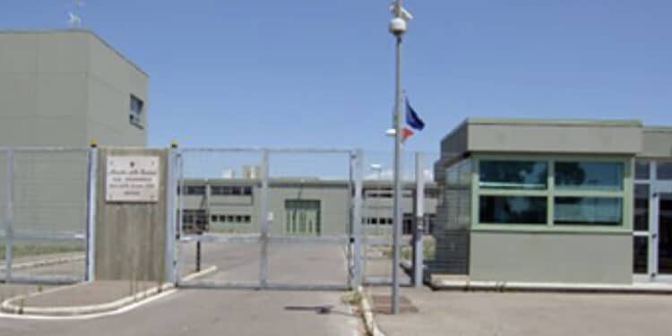 Violenza nel carcere di Oristano: detenuto frattura la mandibola ad un sovrintendente e rompe il dito a un agente