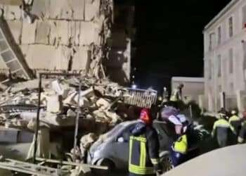 Donna di 74 anni estratta viva dalle macerie di una palazzina