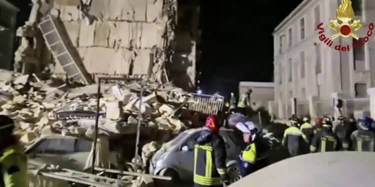 Donna di 74 anni estratta viva dalle macerie di una palazzina