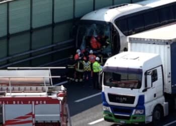 Dramma durante una gita scolastica: autobus con 44 bimbi tampona un tir, gravissimo il conducente