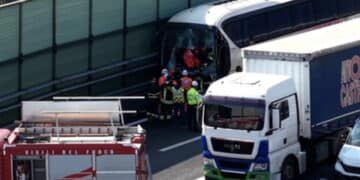 Dramma durante una gita scolastica: autobus con 44 bimbi tampona un tir, gravissimo il conducente