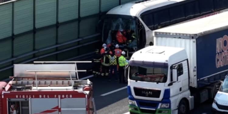 Dramma durante una gita scolastica: autobus con 44 bimbi tampona un tir, gravissimo il conducente