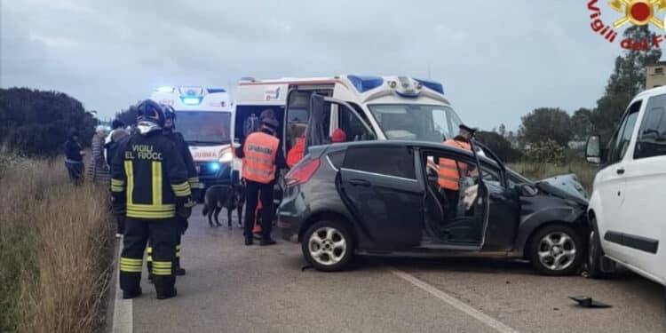 Muravera, tremendo schianto sulla Ss125: coinvolte tre auto e un camper, 5 feriti