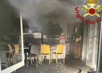 Paura a Dorgali, incendio in una pizzeria di via Lamarmora