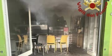 Paura a Dorgali, incendio in una pizzeria di via Lamarmora