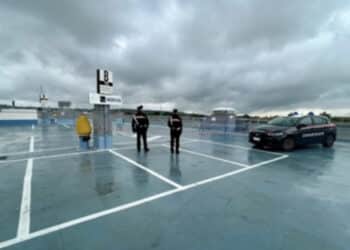 Tragedia in un centro commerciale: 16enne precipita dal tetto e muore