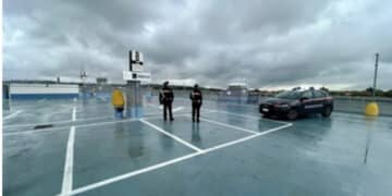 Tragedia in un centro commerciale: 16enne precipita dal tetto e muore