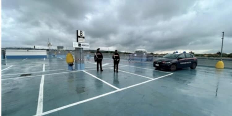 Tragedia in un centro commerciale: 16enne precipita dal tetto e muore